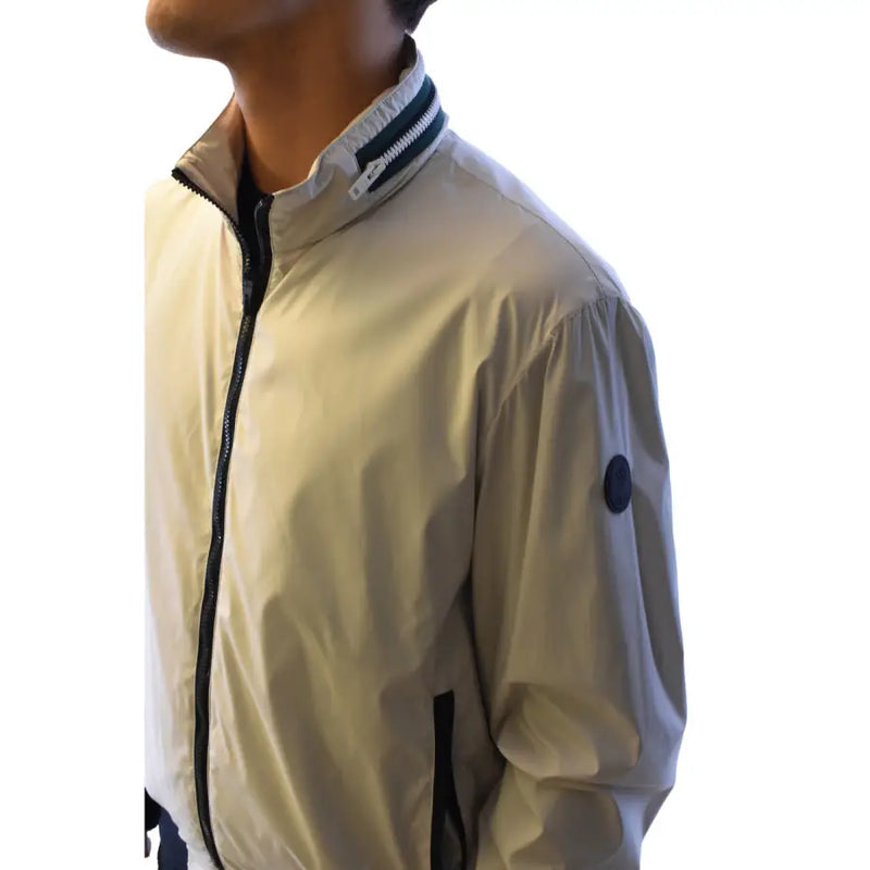 Blouson aviateur beige léger en polyester, avec fermeture éclair et finitions noires, et écusson bleu marine sur la manche, de la marque Fay Men.