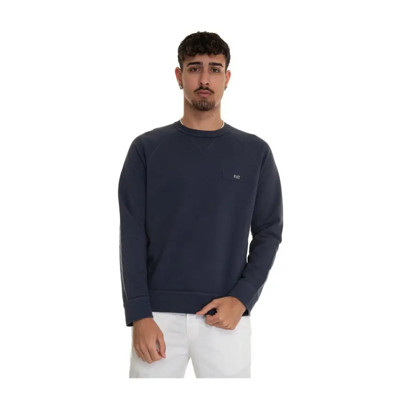 Pull en coton bleu marine à col rond de la marque Fay, orné d'un discret logo blanc brodé sur la poitrine gauche.