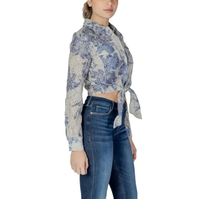 Floral print cropped tie-front blouse with blue jeans from Guess Women’s collection