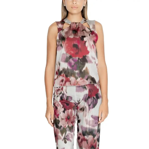 Elegant floral print top and pants set displayed in the Floral Print Top and Pants Set product image