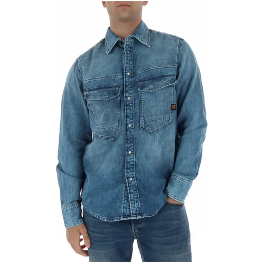 Chemise homme G-Star en denim bleu, manches longues, deux poches poitrine et fermeture boutonnée pour un style décontracté.