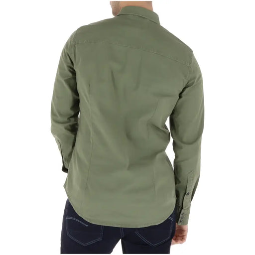 Chemise G-Star pour homme, vert olive, à manches longues, boutonnée, avec col classique et détails de couture discrets.