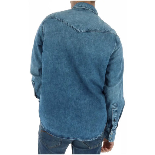 Chemise homme G-Star en denim bleu à manches longues, présentant un empiècement dos style western classique et des poignets boutonnés.