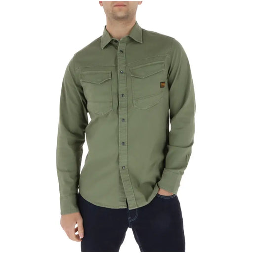 Chemise homme G-Star vert olive à manches longues, boutonnée, avec deux poches poitrine et écusson de la marque sur la poche gauche.