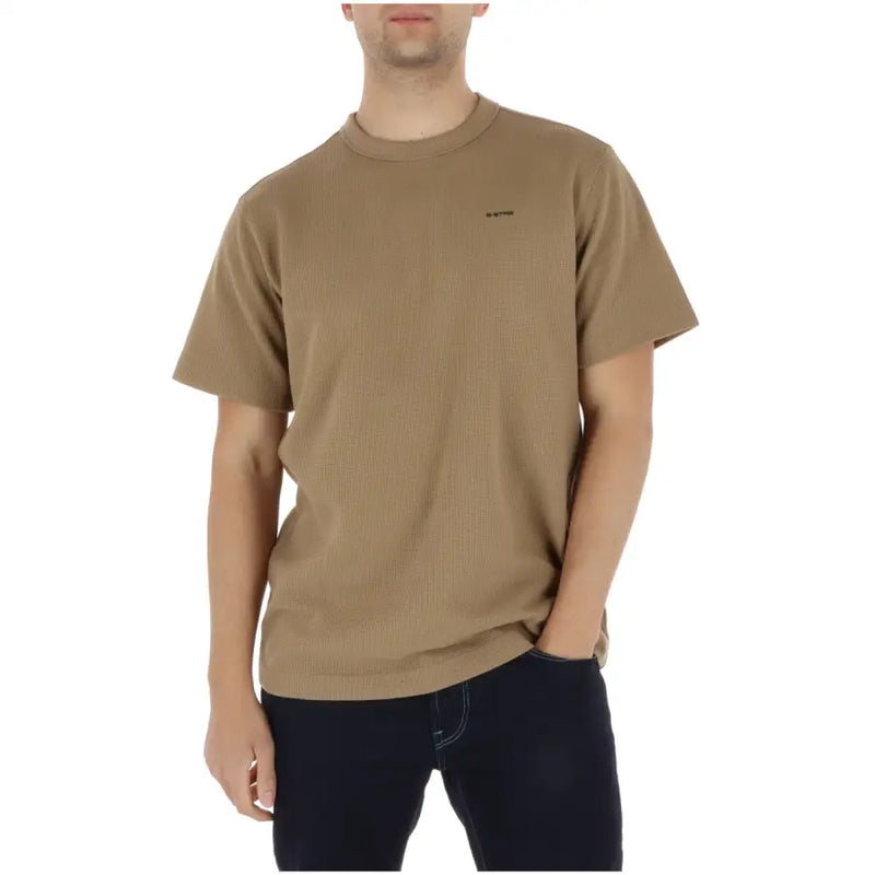 homme en coton biologique côtelé beige t-shirt avec un col rond et un petit logo noir sur la poitrine gauche, signé G-Star