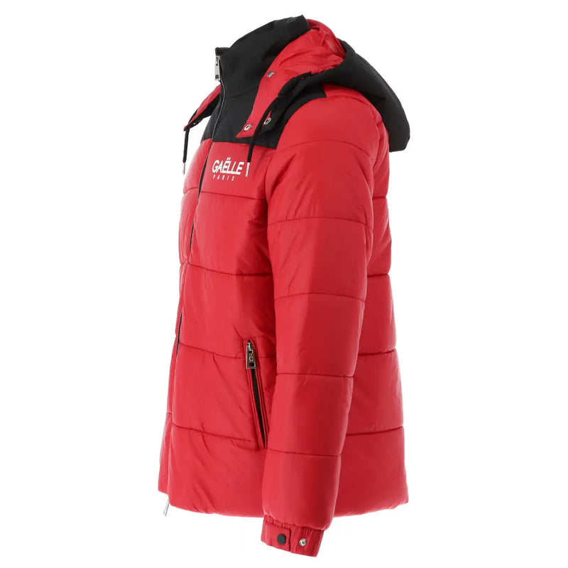 Doudoune matelassée rouge pour homme Gaelle Paris en polyester, avec bordure de capuche noire et logo sur la poitrine, fermeture éclair.