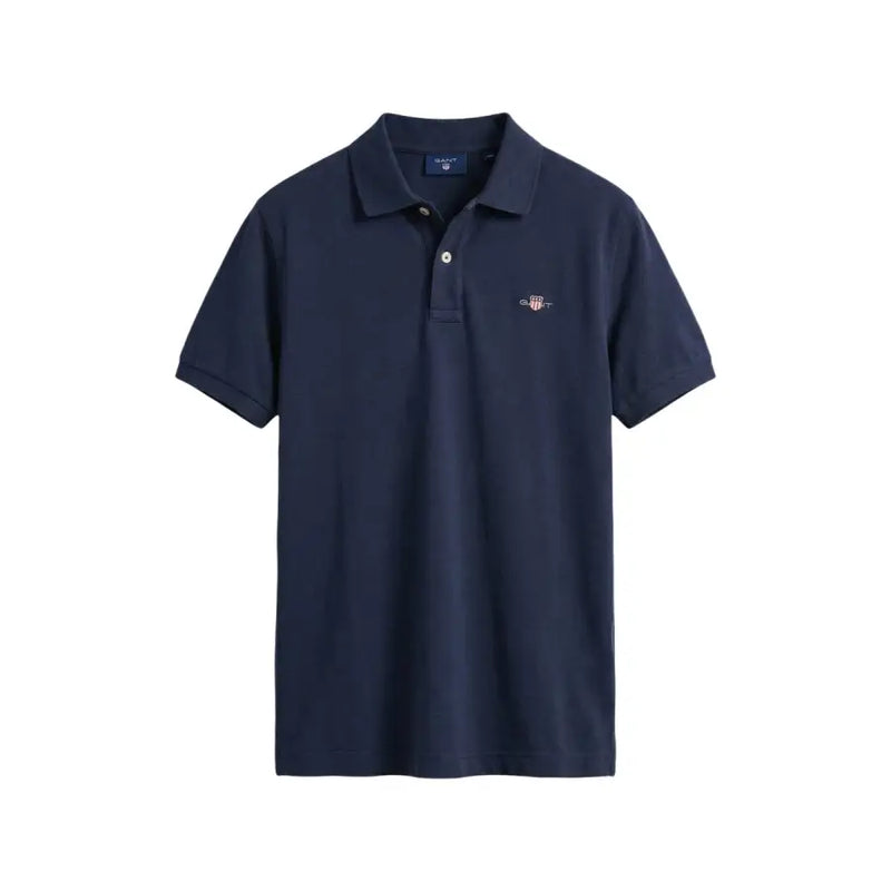 Polo homme Gant bleu marine à col boutonné, manches courtes, en piqué de coton et petit logo brodé sur la poitrine gauche.