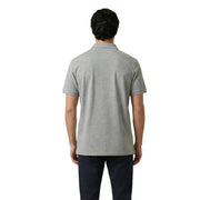 Un homme portant un polo Gant pour homme, gris, en coton stretch, à manches courtes, avec un col classique et des coutures soignées.