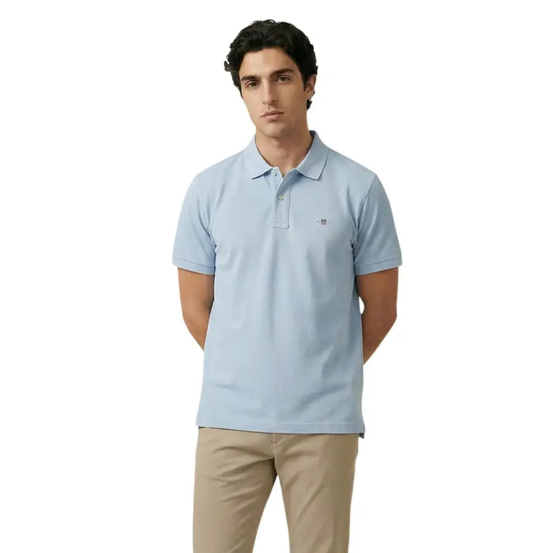 Polo homme en piqué de coton stretch bleu clair de la marque Gant, avec petit logo brodé sur la poitrine gauche.