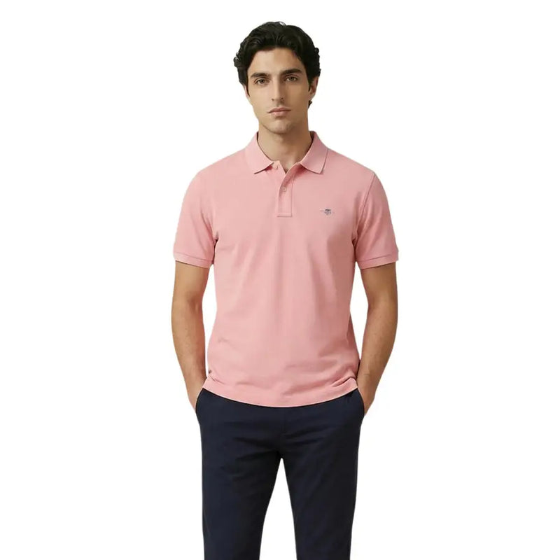 Polo homme Gant en coton stretch rose pâle, col classique, manches courtes et logo brodé sur la poitrine gauche