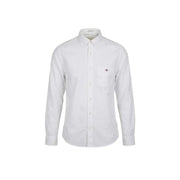 Chemise blanche à manches longues en coton de la marque Gant, ornée d'un logo brodé discret sur la poitrine gauche, pour homme.