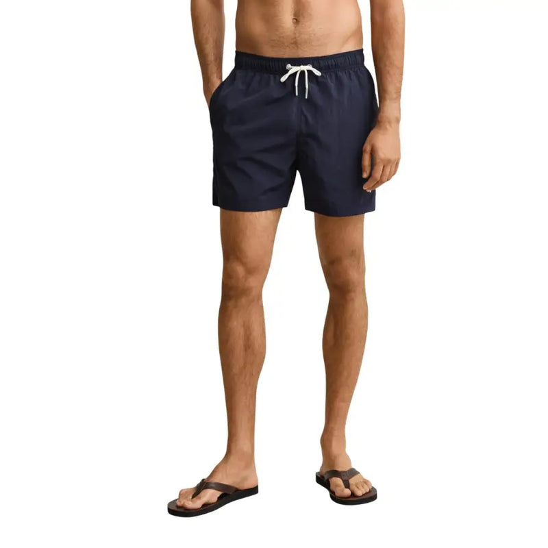 Short de bain homme Gant bleu marine en polyamide avec cordon de serrage blanc, pour un style bleu clair et une utilisation à la plage.
