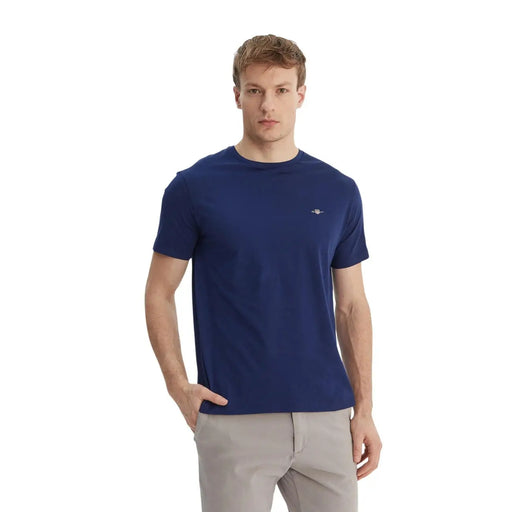 Navy blue gant men short sleeve crew neck t shirt made of 100 percent cotton with a small white embroidered logo
