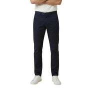 Pantalon chino bleu marine foncé de Gant pour homme, doté d'une coupe droite élégante et de plis discrets pour un look soigné.