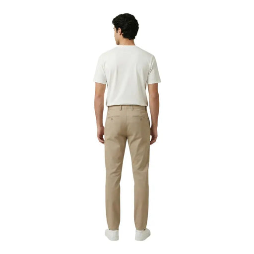 Pantalon chino kaki de Gant pour homme, avec une coupe ajustée et des détails de couture discrets.