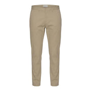 Pantalon chino slim kaki de la marque Gant, avec passants de ceinture classiques et étiquette de marque discrète à la taille.