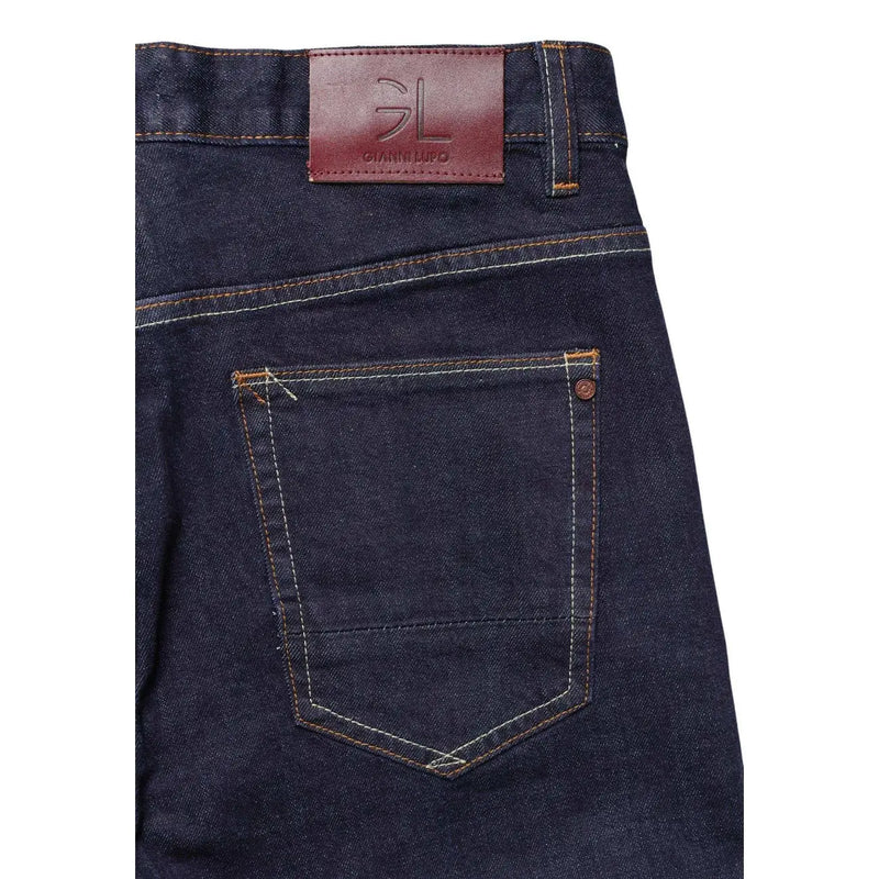 Gianni lupo Jean carotte pour homme en denim indigo foncé avec étiquette de marque en cuir marron, vue de dos