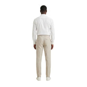 Une paire de gianni lupo Pantalon homme en lin beige, idéal printemps-été, avec une coupe moderne et épurée et de discrets plis au dos.