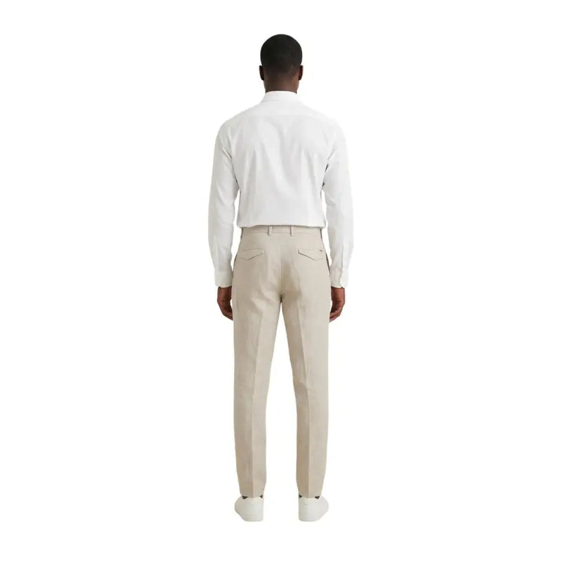 Une paire de gianni lupo Pantalon homme en lin beige, idéal printemps-été, avec une coupe moderne et épurée et de discrets plis au dos.