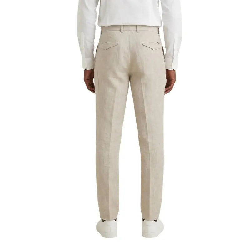 Pantalon chino beige en lin, coupe ajustée, avec deux poches arrière par gianni lupo Collection printemps-été vue de dos