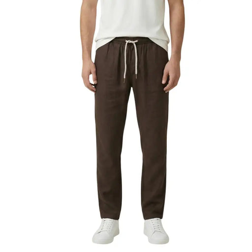 Gianni Lupo Pantalon homme en lyocell marron avec lacets, confectionné en lin marron et doté d'une taille à cordon blanc.