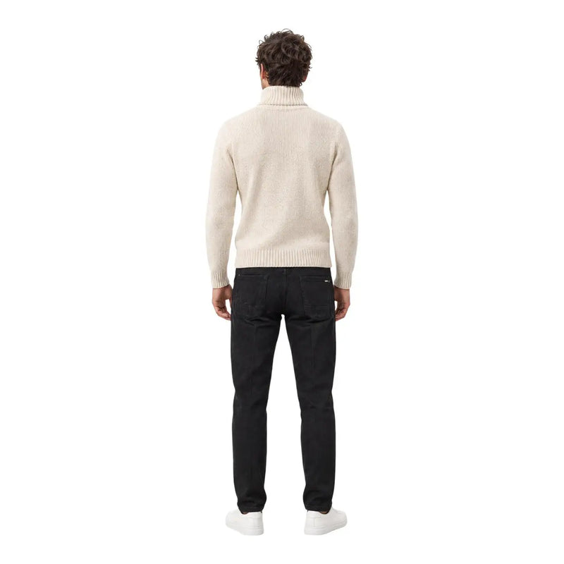 Un pull à col roulé en coton côtelé couleur crème, à la coupe classique ajustée, pour homme. gianni lupo