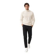 Pull à col roulé couleur crème avec poignets et ourlet côtelés, associé à gianni lupo Pantalon en coton noir pour homme