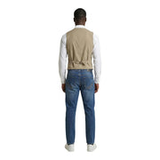 Gilet en coton stretch beige avec détail de ceinture par Gianni Lupo porté sur une chemise blanche et associé à un jean bleu