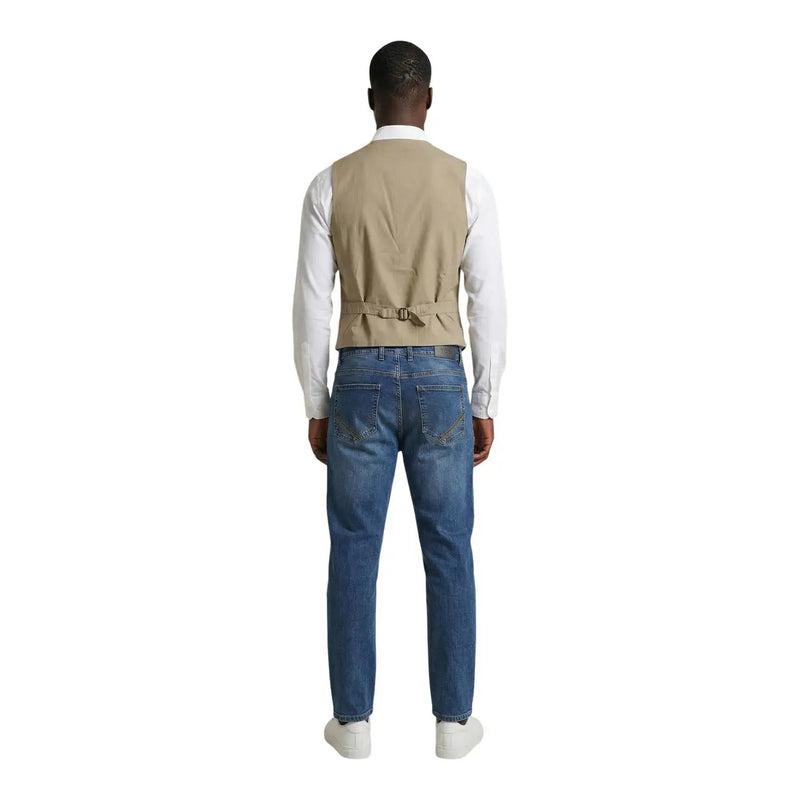 Gilet en coton stretch beige avec détail de ceinture par Gianni Lupo porté sur une chemise blanche et associé à un jean bleu