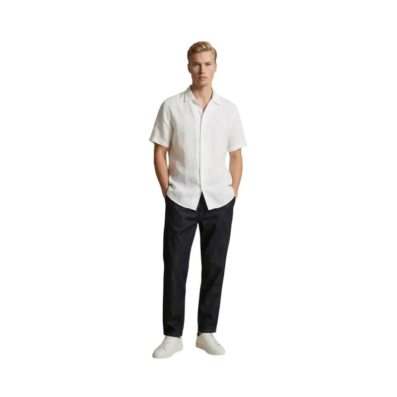 Chemise blanche en lin à manches courtes, col classique et fermeture boutonnée, associée à gianni lupo Jean slim en coton stretch bleu