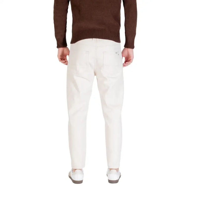 Pantalon en denim crème coupe slim en coton blanc avec une poche arrière épurée, vu de dos par Gianni Lupo