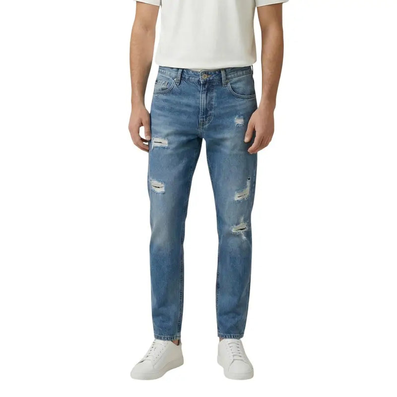 Gianni Lupo Jean en denim bleu clair pour homme, délavage moyen, avec détails déchirés et usés sur les cuisses et les genoux.