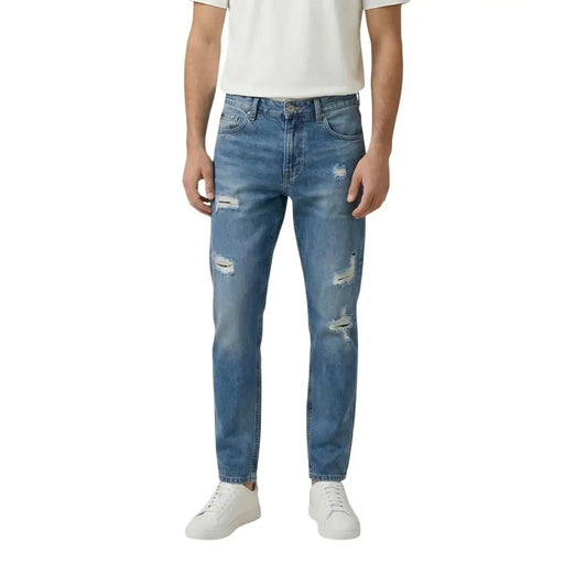 Gianni Lupo Jean en denim bleu clair pour homme, délavage moyen, avec détails déchirés et usés sur les cuisses et les genoux.