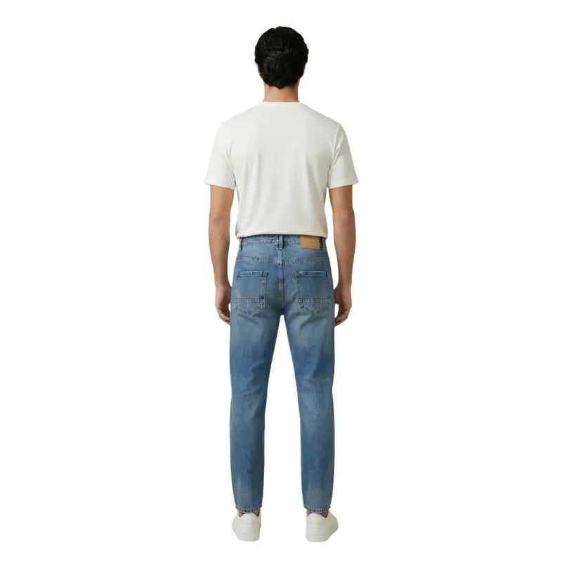Jean en denim délavé clair gianni lupo pantalon pour homme à la coupe droite classique, légèrement délavée et orné d'un empiècement en cuir signature à la ceinture.
