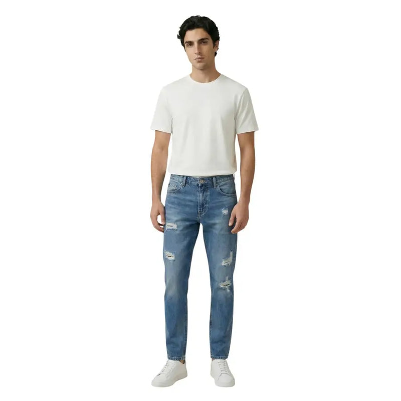 Gianni Lupo Jean en denim bleu clair délavé pour homme, coupe classique cinq poches et effet usé.
