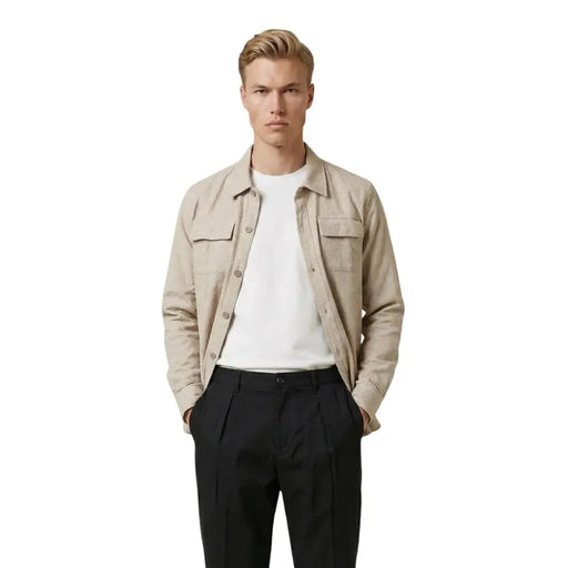 Veste en coton texturé beige avec fermeture boutonnée et poches à rabat de Gianni Lupo collection de chemises pour hommes