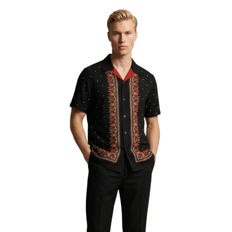 Gianni Lupo Chemise homme noire à manches courtes, boutonnée, avec intérieur de col rouge et finitions brodées orange-brun