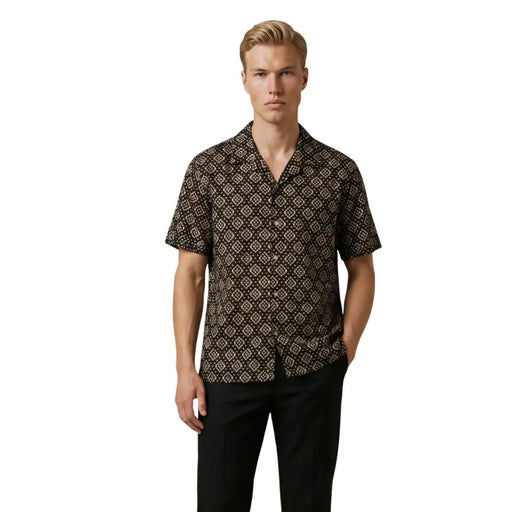 Gianni Lupo Chemise homme noire à manches courtes boutonnée, en tissu léger, avec motif géométrique beige répétitif.