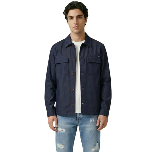 veste en jean bleu foncé par Gianni Lupo avec deux poches poitrine et des boutons marron pour hommes