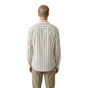 Un homme portant une chemise à manches longues couleur crème Gianni Lupo Chemise homme à fines rayures verticales gris anthracite