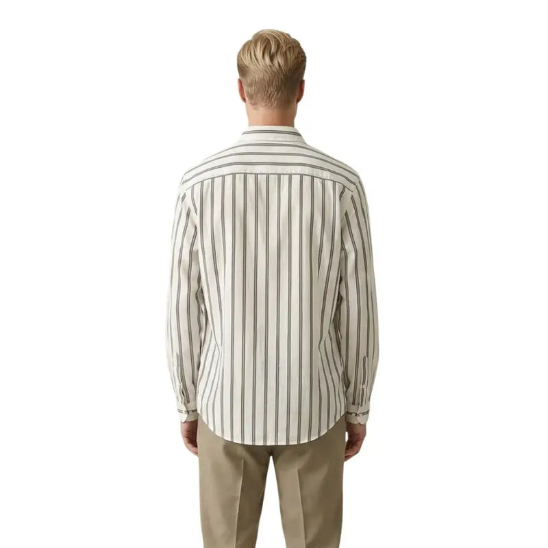Un homme portant une chemise à manches longues couleur crème Gianni Lupo Chemise homme à fines rayures verticales gris anthracite