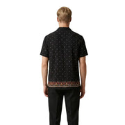Gianni Lupo Chemise homme en tissu noir à manches courtes, ornée de petits pois blancs et d'une broderie raffinée aux tons rouge, marron et beige.