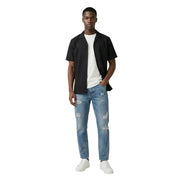Un jean en denim bleu délavé à coupe droite, présenté à côté gianni lupo chemise pour homme pour vêtements décontractés