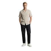 Chemise homme beige en lin à manches courtes, col et boutons, par Gianni Lupo parfait pour les tenues décontractées