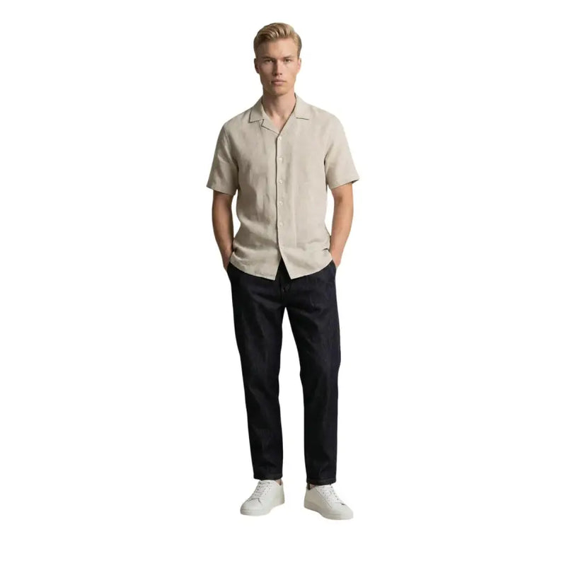 Chemise homme beige en lin à manches courtes, col et boutons, par Gianni Lupo parfait pour les tenues décontractées