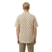 Un homme portant un t-shirt crème à manches courtes Gianni Lupo Chemise pour homme avec un motif géométrique marron complexe
