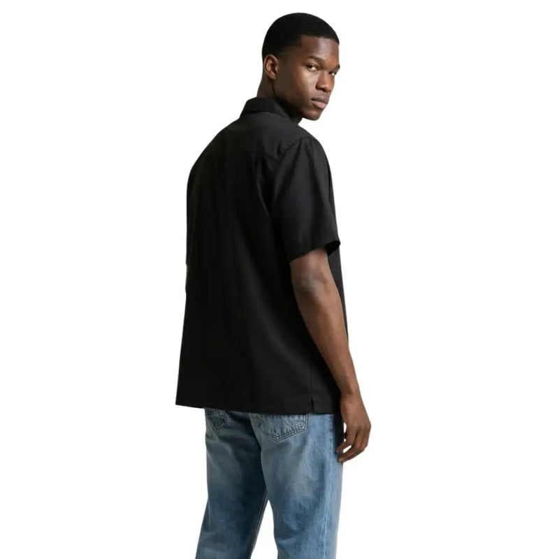 Chemise noire à manches courtes boutonnée, col classique et coupe ajustée par Gianni Lupo pour hommes