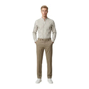 Un homme portant un gianni lupo Chemise homme à rayures verticales crème et gris foncé et manches longues