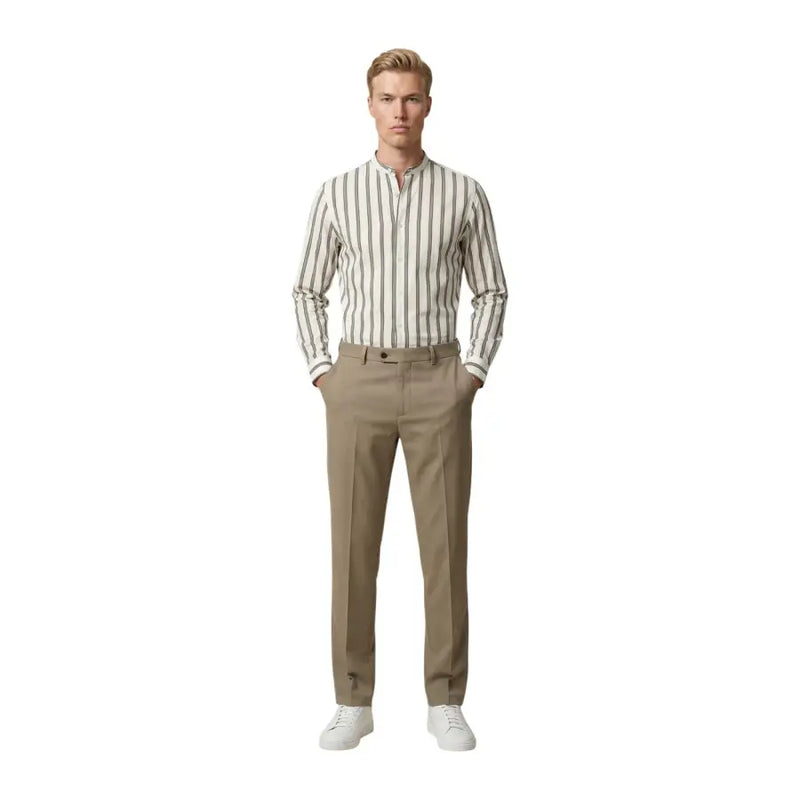 Un homme portant un gianni lupo Chemise homme à rayures verticales crème et gris foncé et manches longues