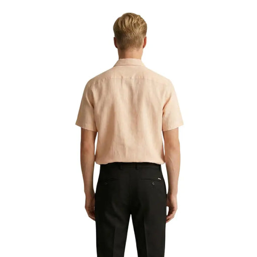 Gianni Lupo Chemise homme couleur pêche clair, col classique, manches courtes et texture de tissu subtile, idéale pour les tenues habillées.